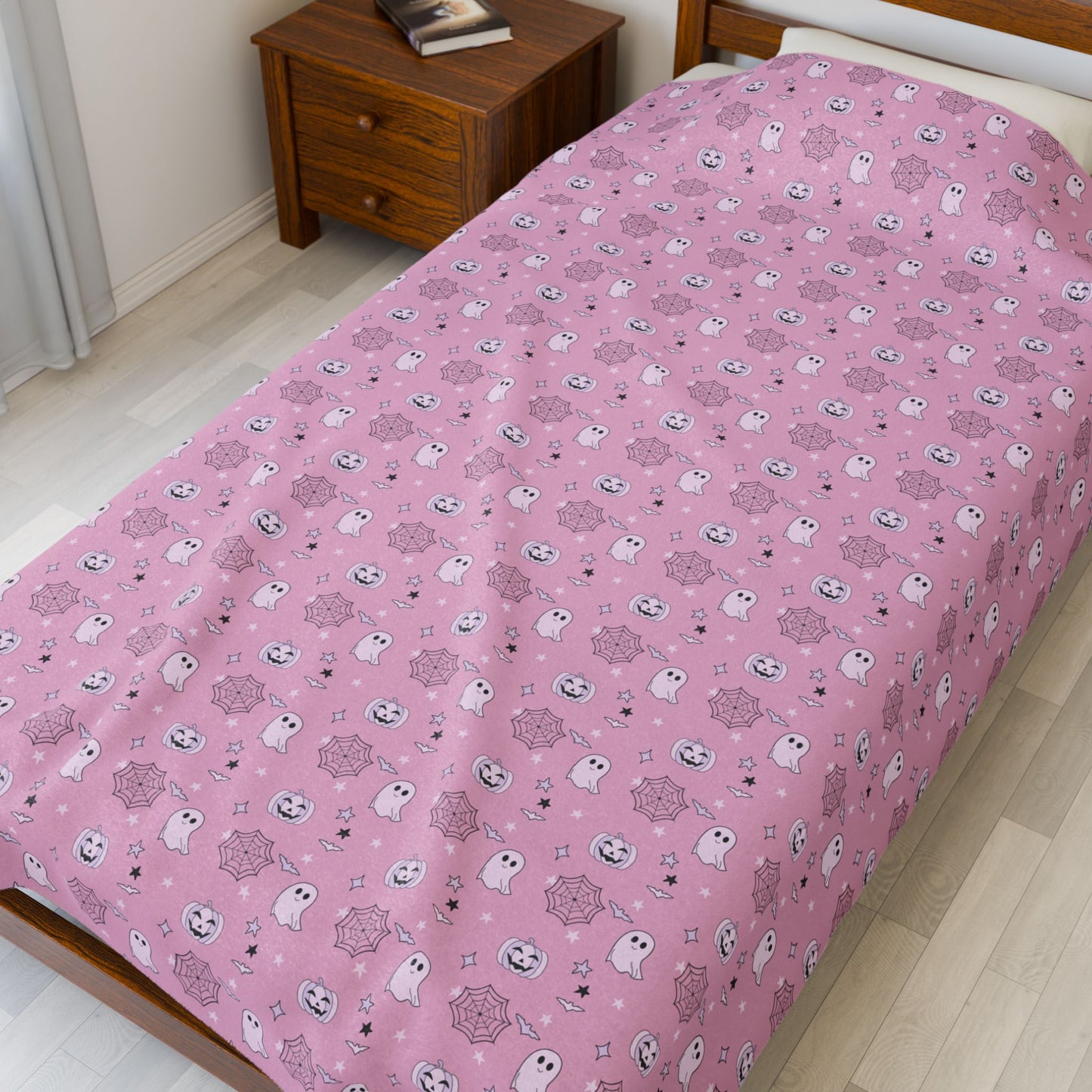 Pink Halloween Plush Blanket – Ghost, Pumpkin & Spider Web Cozy Throw for Fall, Spooky Season Decor & Halloween Gift