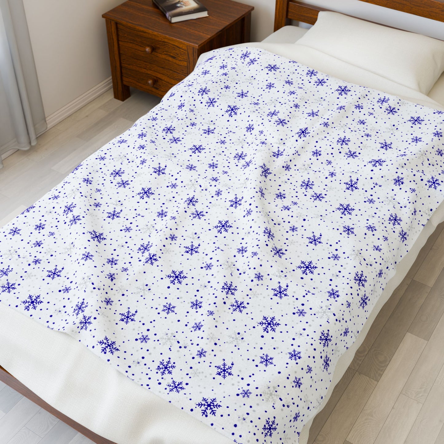 Blue and Silver Snowflake Velveteen Plush Blanket – Soft Winter Throw for Cozy Home Décor