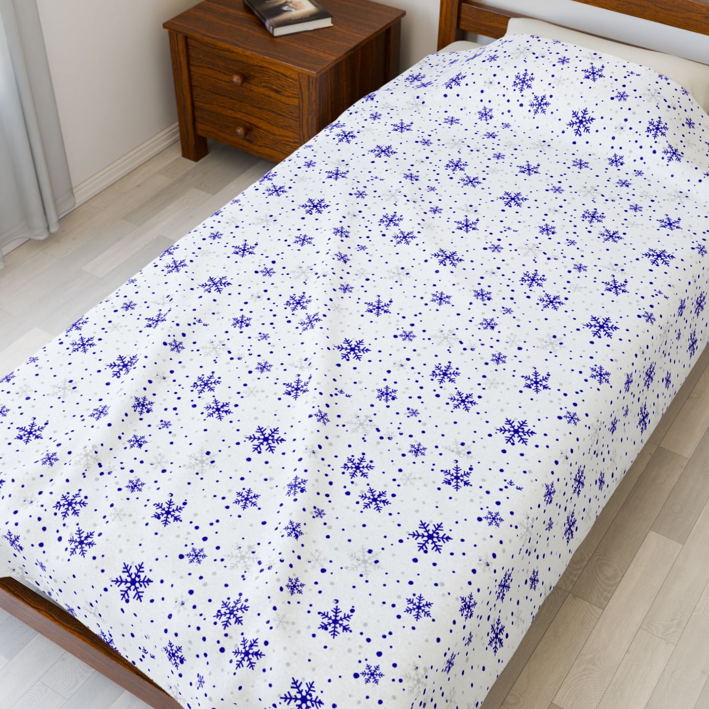 Blue and Silver Snowflake Velveteen Plush Blanket – Soft Winter Throw for Cozy Home Décor